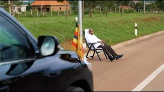 Museveni relaxing by the roadside of Entebbe Express Highway