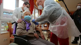 101-Jährige aus Sachsen-Anhalt bekommt die erste Corona-Spritze in Deutschland
