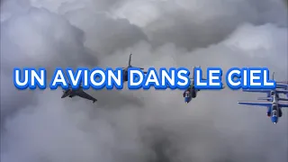 UN AVION DANS LE CIEL