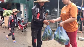 The orphan looked for bamboo shoots and took a bunch of black bananas to the market to sell