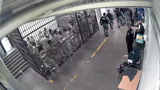 Inmates in Chicago clap for accused cop killer in jail