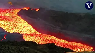 La lava del volcán de La Palma aumenta su velocidad y desborda del canal lávico