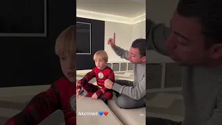 Xavi le enseña a su hijo a cantar el himno del Barça #xavi #fcbarcelona #barca