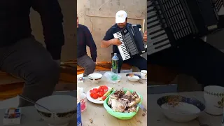 Весёлая компания друзей. Красивая даргинская песня 👍👏🔥