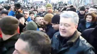 Порошенка закидали яйцями на Майдані під час акції “Червоні лінії” 8.12.2019 г.