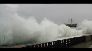 Шторм в Ялте Storm in Yalta