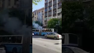 ThessNews.gr- Οπαδοί του ΠΑΟΚ ανάβουν πυρσούς σε λεωφορείο!