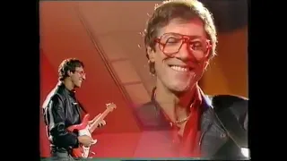 HANK MARVIN live "Wonderful Land" & "It does'nt matter anymore" on Des O'Connor