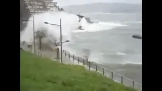 IMPRESIONANTE OLA SOBRE EL PASEO MARÍTIMO DE SANTOÑA