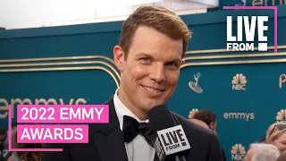 Jake Lacy Reflects on 1st Movie With Kate McKinnon at 2022 Emmys | E! News