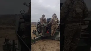 Ukrainian soldiers firing Bofors 40mm AA gun L/70. #shorts