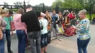 Индейцы выступают рядом с парком ВДНХ, очень красивая музыка