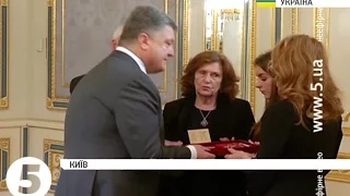 Порошенко вручив родині Кузьменка орден "За заслуги"