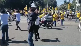 Manifestantes rompen cordón policial frente al Congreso en protesta en demanda a la entrega del 30%