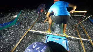 Grabe! Sobrang dami ng isda halos lumubog ang bangka