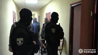 Внутрішня безпека Нацполіції викрила поліцейського Київщини, який за хабаря відпустив розшукуваного