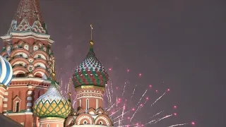 GLOBALink | Moscow welcomes New Year with fireworks