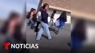 Adolescente arrastra del pelo a otra de sus compañeras de la escuela | Noticias Telemundo