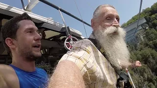 75-летний Carrol Mike прыгнул на Bungy 207/75 years old Carrol Mike jumped on Bungy 207 in Skypark