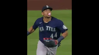 Julio Rodríguez is SO SMOOTH! Makes GREAT catch while blowing bubble!! 😂