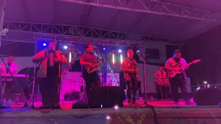 Los Unikoss de Zempoala - Par De Anillos (En Vivo desde Teatro del pueblo Xipe Totec en Zempoala)