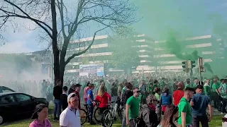 Fanmarsch! Rapid-Fans am Weg zum Wörthersee Stadion. Cup-Finale.