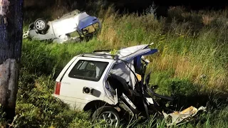 Auto weicht Betrunkenem aus und prallt gegen Baum – zwei Tote!