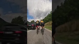 😱One crazy driver overtaking group of @teamvismaleaseabike #prorider #jumbo #roglic #primoz