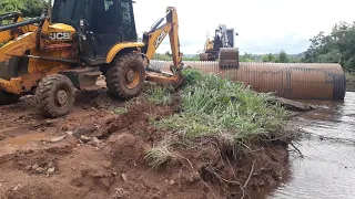 COLOCANDO TUBO ARMICO NA ESTRADA, ROMPIDA PELA FORTE CHUVA.