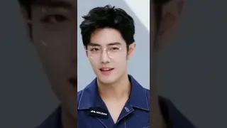 no sé lo que dice pero me encanta escuchar su voz 😃 Xiao Zhan 🐰