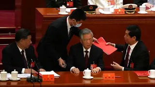 Ху Цзиньтао, бывший лидер Китая был выведен из зала заседаний…