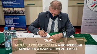 Megállapodást írt alá a honvédelmi miniszter a szakszervezetekkel