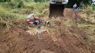 Acidente com trator que caiu na vala cheia de água🚜 // Escavadeira hidráulica