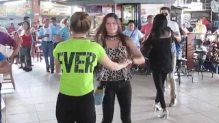 Bailando : Apágame la vela María, en la Plaza Típica de San Pedro Sula.