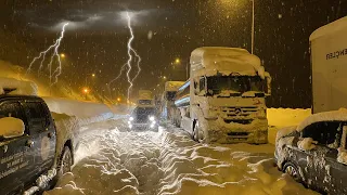 Thundersnow hits Toronto, streets are buried! Major winter snowstorm in Ontario, Canada