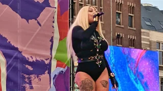 Ex-Sugababe Mutya Buena op slotfeest Dam, Amsterdam Gay Pride 2019