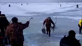 Рыбаки убегают от волны, разрушающей лёд