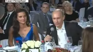 Премьер В.Путин спел на благотворительном концерте.