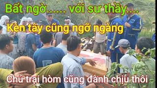 Chủ trại hòm và kèn tây bất ngờ với pha lật kèo của sư thầy sau khi bái quan để đưa ra khỏi nhà.