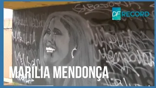 Marília Mendonça é homenageada com grafite em parada de ônibus no DF