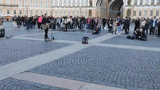 В Санкт-Петербурге на Дворцовой площади уличный музыкант Евгений Морган исполняет песню "Танкист"...