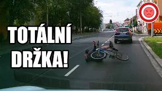 Cyklista se Rozsekal, Auto Skončilo v Řece a Čelní Střet - Perly Ze Silnic 113