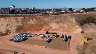 ARENA MRV MAIS TEM MUITAS MAQUINAS TRABALHANDO, POR ISSO QUE OS TRABALHOS ESTÃO RÁPIDO PARABÉNS..