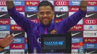 El showtime de Dani Alves en rueda de prensa