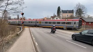 Järnvägsövergång i Högsby med ”Krösatåg” - Swedish level crossing