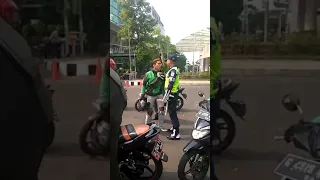 keributan di jalan, Gojek Vs satpam Blok (M)