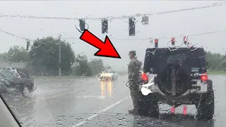 Женщина видит, как солдат стоит под проливным дождем. Причина растрогает даже самые чёрствые сердца!