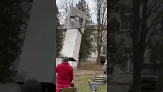 Памятник советскому солдату снесли во Львовской области