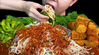 Eating Spicy Thai Food||Spicy Rice Noodles Salad & Crispy Pork Belly