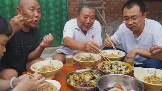 【食味阿远】阿远炒溜肥肠，又炒了两锅炒饼，肥肠入味，朋友吃了三大碗才饱 | Shi Wei A Yuan